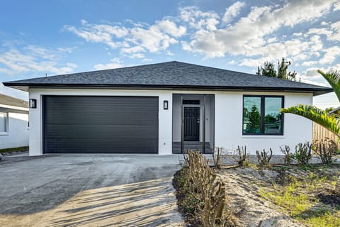 1 Mi to Beach! Modern Tropical Retreat in Naples House in Naples Park