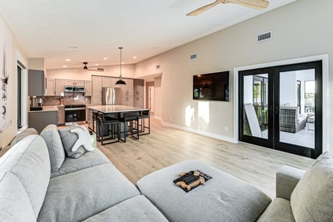 1 Mi to Beach! Modern Tropical Retreat in Naples House in Naples Park