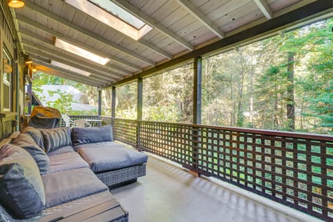 13 Mi to Beach! 'Forest Brook' Creekfront Cabin House in San Francisco Bay Area