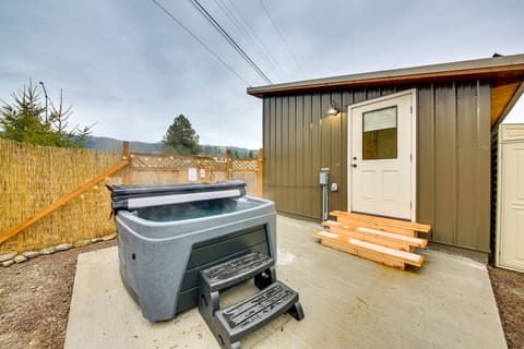 1 Mi to Waterfront Trails, Troy Home w/ Hot Tub! House in Idaho