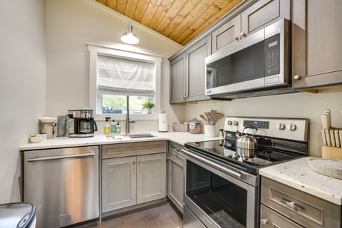 Waterfront 'Blue Spruce' Small Home in Wildwood! House in Alabama