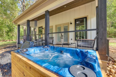 ‘Whitewood’ w/ Hot Tub: Peaceful Wildwood Retreat House in Alabama