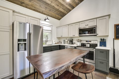 ‘Whitewood’ w/ Hot Tub: Peaceful Wildwood Retreat House in Alabama