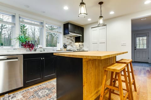 3 Mi to Sister Bay Beach: Family Home w/ Yard House in Door County