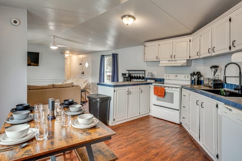 4 Mi to UF Campus! Game Day Getaway w/ Pool Access House in Florida