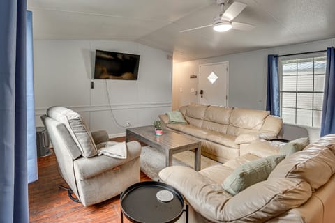 4 Mi to UF Campus! Game Day Getaway w/ Pool Access House in Florida