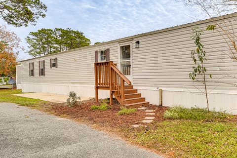 4 Mi to UF Campus! Game Day Getaway w/ Pool Access House in Florida