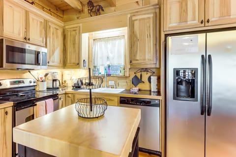 Newly Refreshed! Suches Cabin w/ Deck, Fire Pit House in Union County