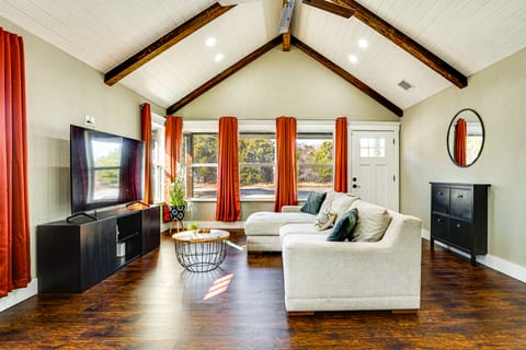 < 2 Mi to Lake Granbury! Family Home w/ Large Yard House in Granbury