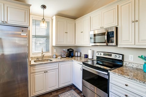 Charming Lake Murray Cottage: ‘Breezy's Blyss’ House in Leesville