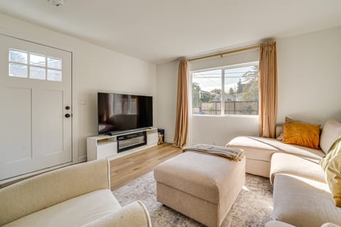 8 Mi to Downtown Seattle: Cozy Home w/ Patio House in Burien