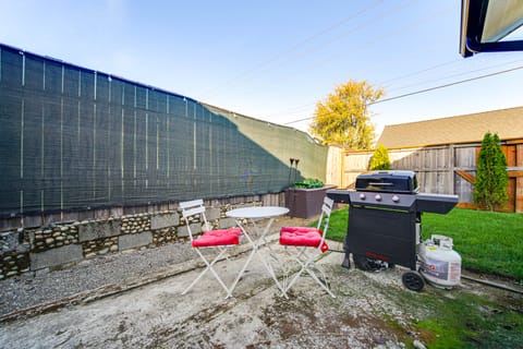 8 Mi to Downtown Seattle: Cozy Home w/ Patio House in Burien