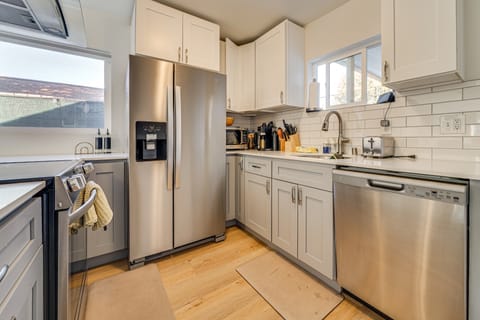 8 Mi to Downtown Seattle: Cozy Home w/ Patio House in Burien