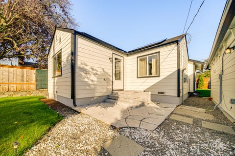 8 Mi to Downtown Seattle: Cozy Home w/ Patio House in Burien