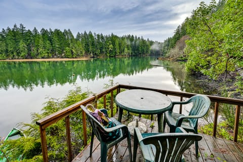Steps to Shore: Seaside Olympia Retreat w/ Hot Tub House in Puget Sound
