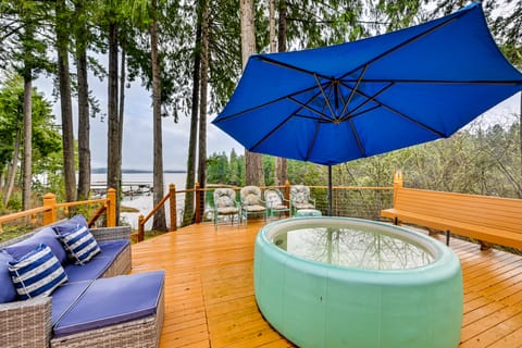 Steps to Shore: Seaside Olympia Retreat w/ Hot Tub House in Puget Sound