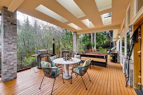 Steps to Shore: Seaside Olympia Retreat w/ Hot Tub House in Puget Sound