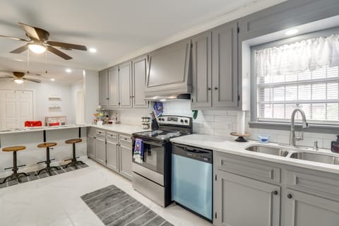 3 Mi to Saracen Landing! Family Getaway w/ Deck House in Pine Bluff