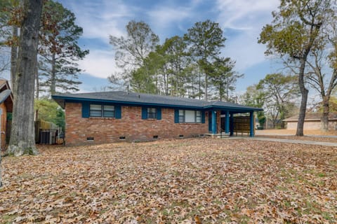 3 Mi to Saracen Landing! Family Getaway w/ Deck House in Pine Bluff