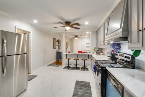 3 Mi to Saracen Landing! Family Getaway w/ Deck House in Pine Bluff