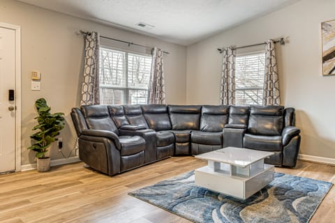 9 Mi to Dtwn Indy: Suburban Group Retreat w/ Yard House in Indianapolis