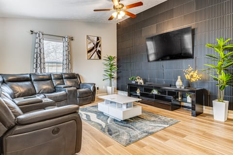 9 Mi to Dtwn Indy: Suburban Group Retreat w/ Yard House in Indianapolis