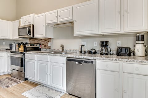 9 Mi to Dtwn Indy: Suburban Group Retreat w/ Yard House in Indianapolis