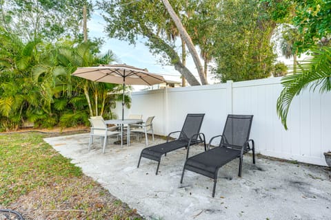 5 Mi to Downtown St Pete: Private Oasis w/ Yard House in St Petersburg