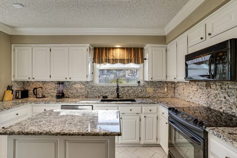 Private Yard & Pool: 3,200-Sq-Ft Gem in Fort Worth House in Fort Worth