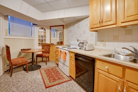 2 Mi to Dtwn Minneapolis: Lowry Hill Apt w/ Patio Apartment in Lowry Hill