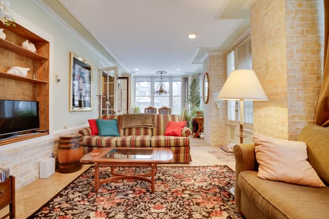 Walk to Minneapolis Sculpture Garden! Elegant Apt Apartment in Lowry Hill