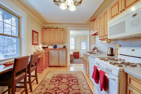 Walk to the Walker Art Center! Apt in Lowry Hill Apartment in Lowry Hill