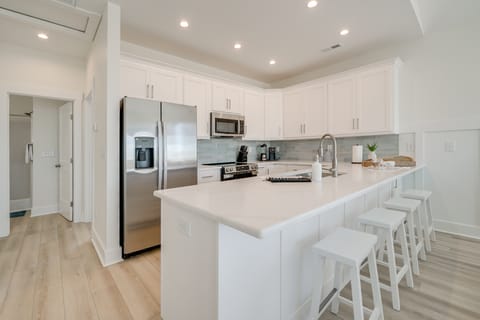 New! 5-Min Walk to Beach, Elevator, Sleeps 8 Apartment in Surf City