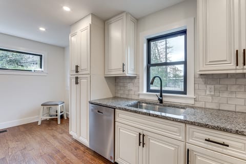 2 Mi to Lake Tomahawk Park! Quiet Escape w/ Deck House in Black Mountain