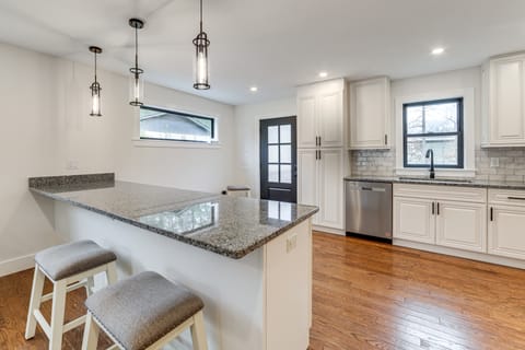 2 Mi to Lake Tomahawk Park! Quiet Escape w/ Deck House in Black Mountain