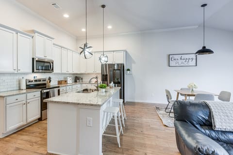 1 Mi to Lake Lanier: Modern Home w/ Patio & Yard! House in Lake Lanier