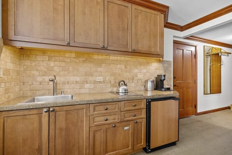 Everline 3-Unit Resort Condo, Corner Suite & View Apartment in Palisades Tahoe (Olympic Valley)