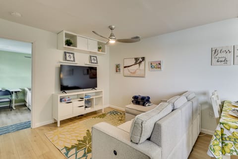 Private Beach: 'Hidden Shack By the Bay' in Ruskin House in Ruskin