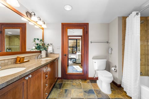 Everline Resort Condo: Fireplace & Community Perks Apartment in Palisades Tahoe (Olympic Valley)