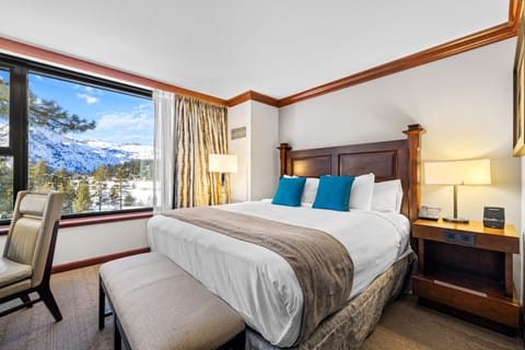 Everline Resort Condo: Fireplace & Community Perks Apartment in Palisades Tahoe (Olympic Valley)