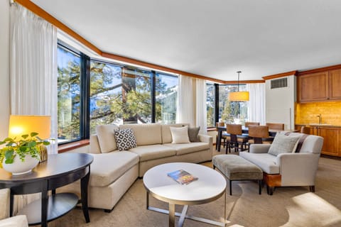 Everline Resort Condo: Fireplace & Community Perks Apartment in Palisades Tahoe (Olympic Valley)