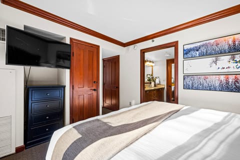 Everline Resort Condo: Fireplace & Community Perks Apartment in Palisades Tahoe (Olympic Valley)