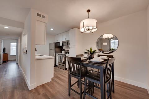 7 Mi to Dtwn Springfield: Cozy Condo w/ Balcony Apartment in Springfield