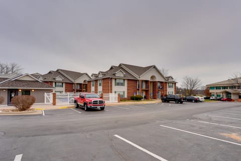 7 Mi to Dtwn Springfield: Cozy Condo w/ Balcony Apartment in Springfield