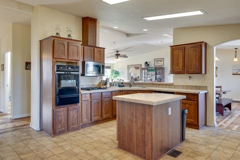 15 Mi to Kartchner Caverns: Quiet Gem w/ Mtn Views House in Arizona