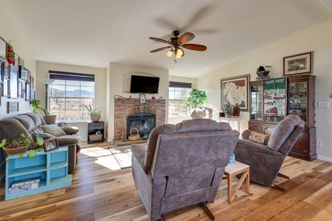 15 Mi to Kartchner Caverns: Quiet Gem w/ Mtn Views House in Arizona