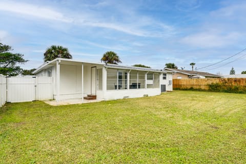 Walk to Romano Beachfront Park: Airy Home w/ Yard House in Ormond Beach