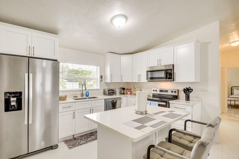 Walk to Romano Beachfront Park: Airy Home w/ Yard House in Ormond Beach