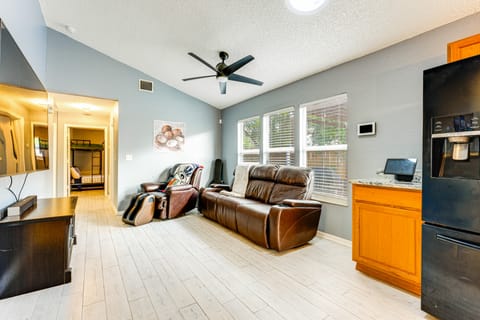 4 Mi to Clearwater Beach: Extended Stay w/ Yard House in Florida