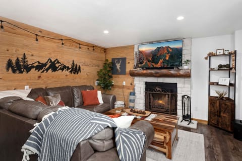 Hot Tub, 5 Mi to Winter Park! Woodsy Ruidoso Abode House in Ruidoso